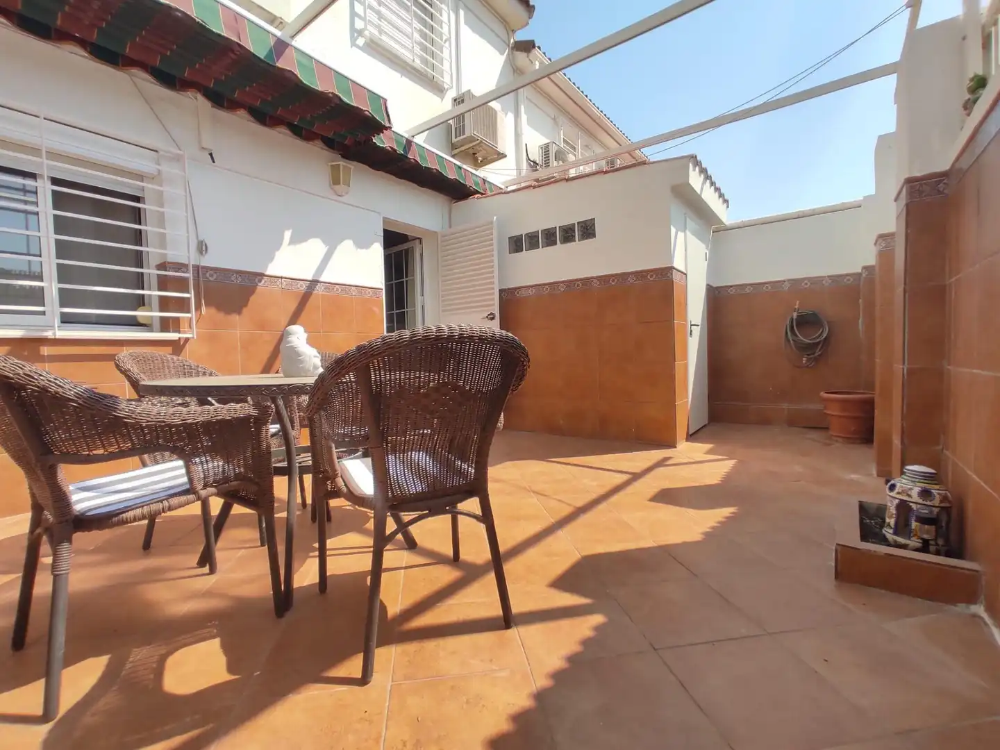 Terrassa de Casa adosada de lloguer en Dos Hermanas amb Aire condicionat, Jardí privat i Moblat