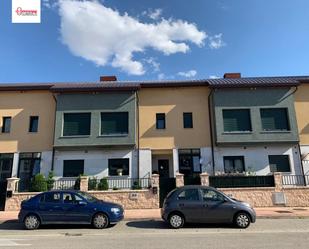 Vista exterior de Casa adosada en venda en Burgos Capital amb Terrassa