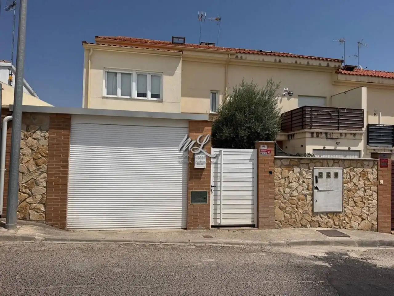 Vista exterior de Casa adosada en venda en Camarena amb Aire condicionat, Calefacció i Jardí privat