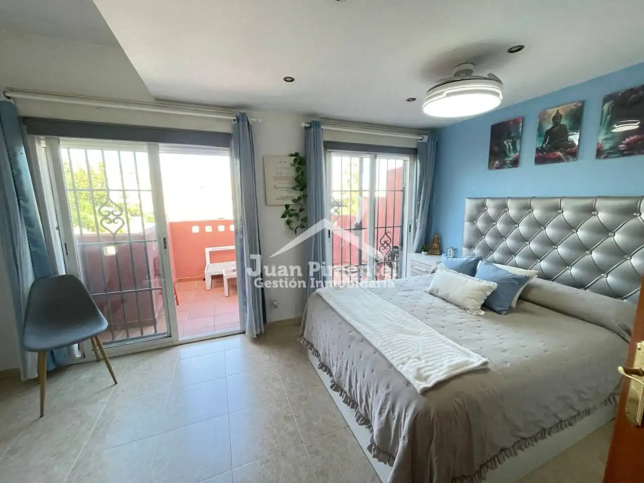 Dormitori de Casa adosada en venda en Estepona amb Aire condicionat, Jardí privat i Terrassa