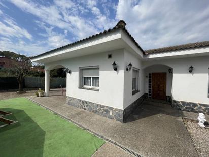 Vista exterior de Casa o xalet en venda en Caldes de Malavella amb Piscina