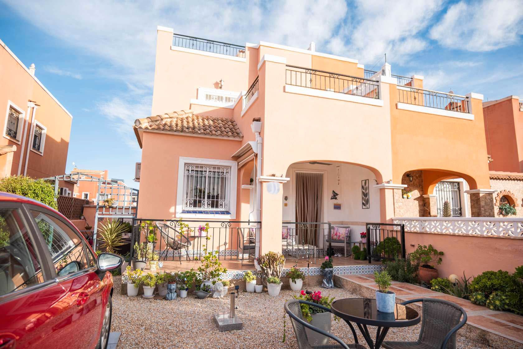 Vista exterior de Casa adosada en venda en Los Montesinos amb Aire condicionat, Jardí privat i Terrassa
