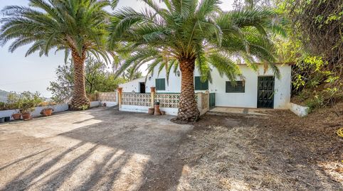 Finca vitivinícola con una parcela de 26.000 m2, que cuenta actualmente con dos construcciones y ofrece la posibilidad de ampliar