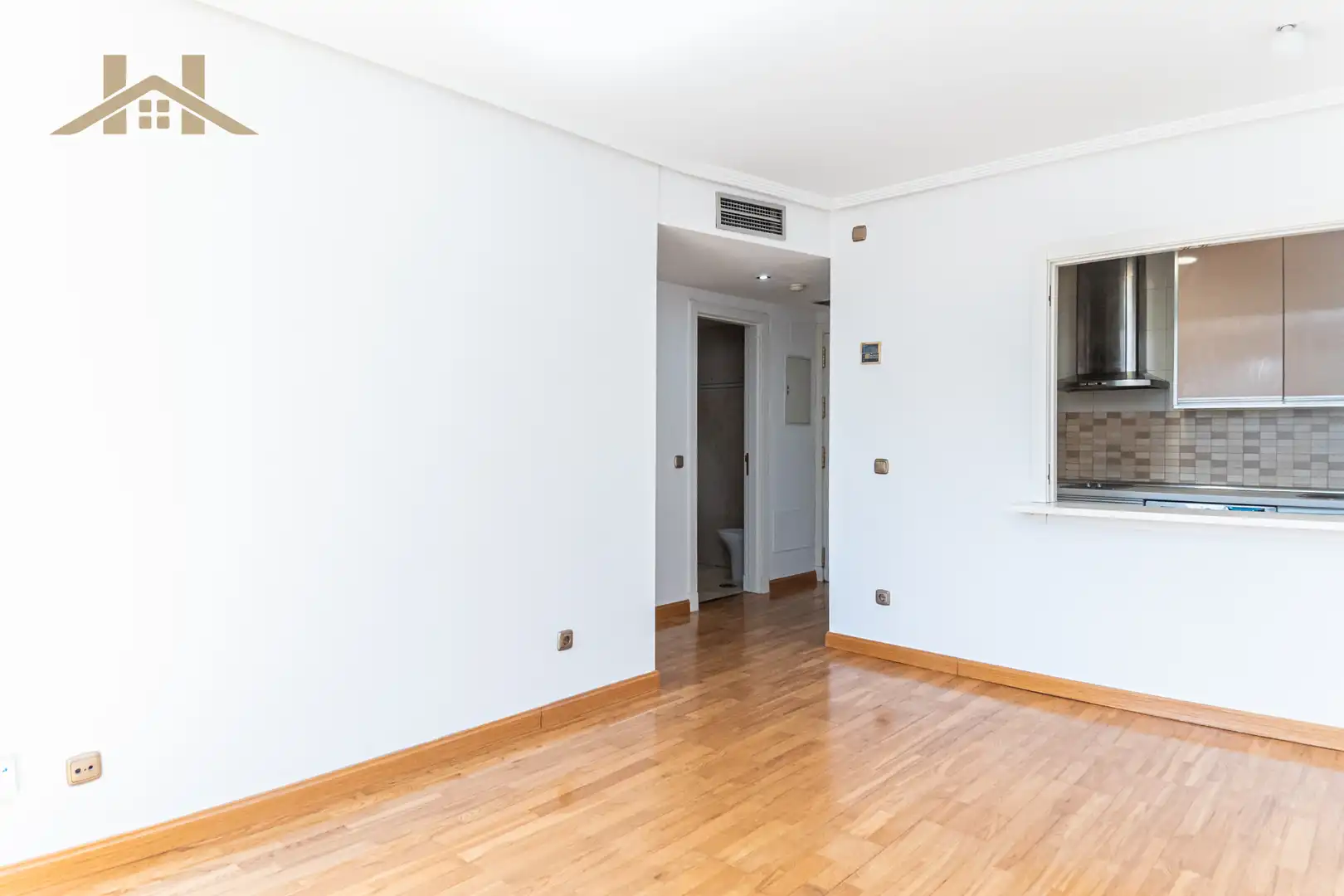Flat for sale in Madrid  with Air Conditioner, Private garden and Storage room