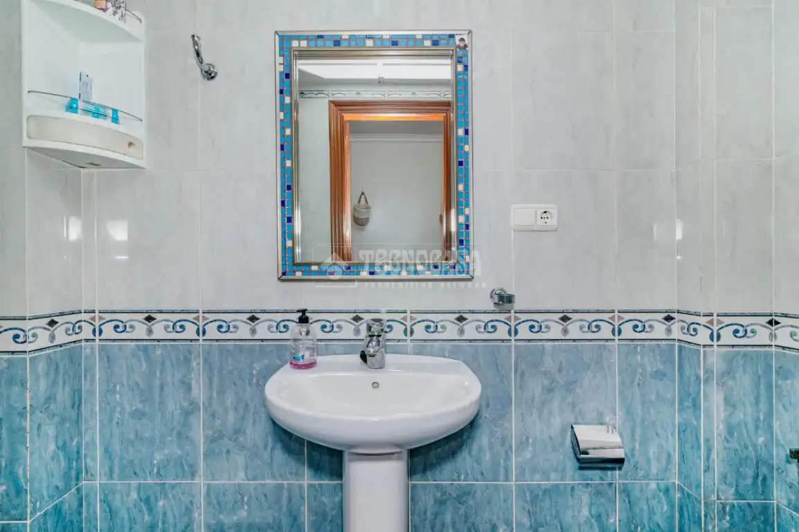 Bany de Casa o xalet en venda en Lucena amb Aire condicionat, Jardí privat i Moblat