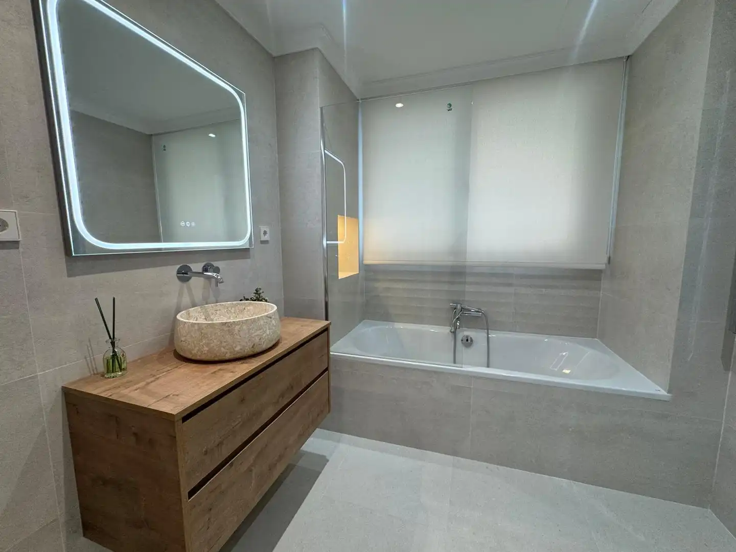 Badezimmer von Wohnung zur Miete in Madrid mit Klimaanlage, Heizung und Terrasse
