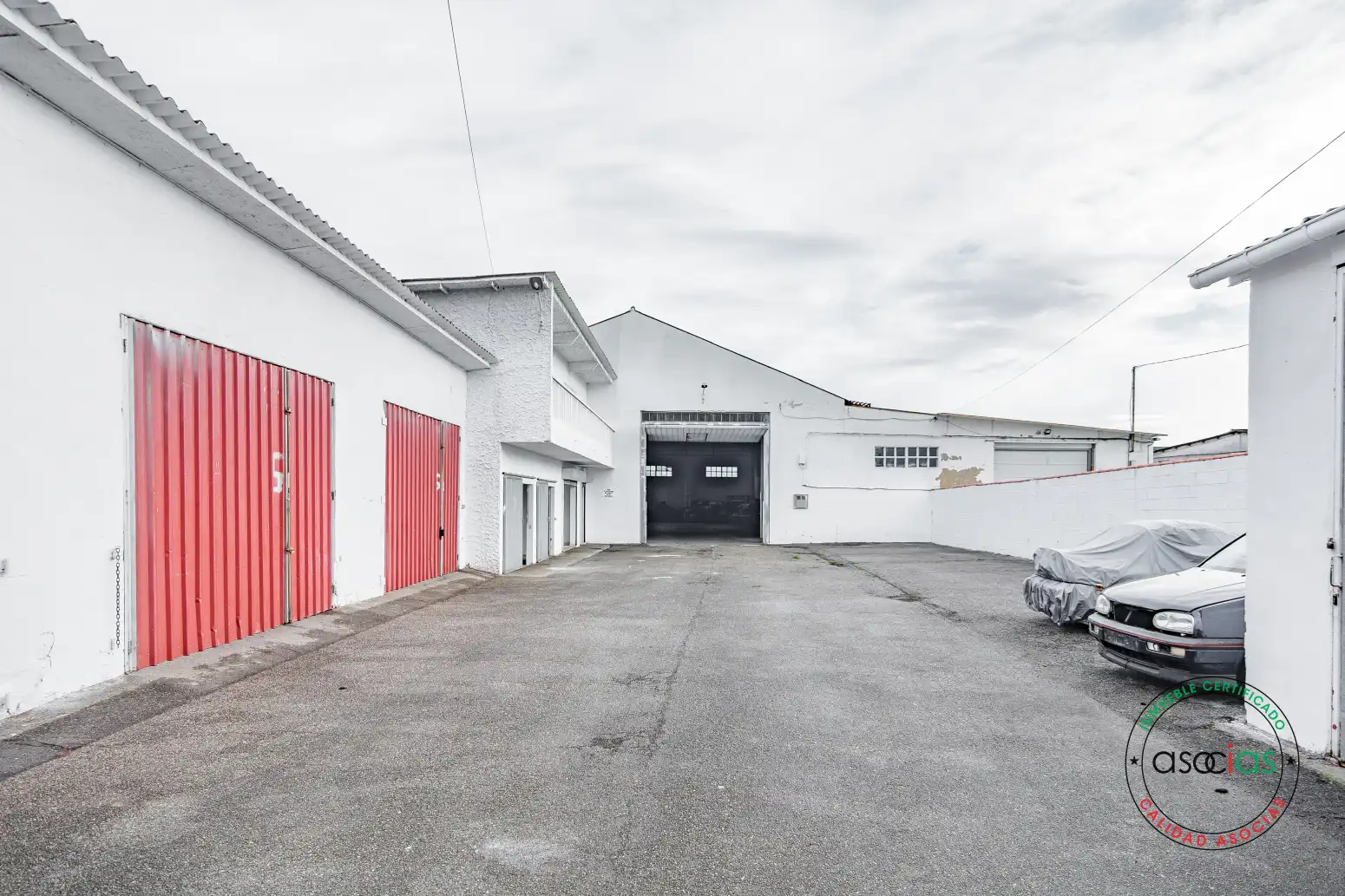 Außenansicht von Fabrikhallen zum Verkauf in Noreña