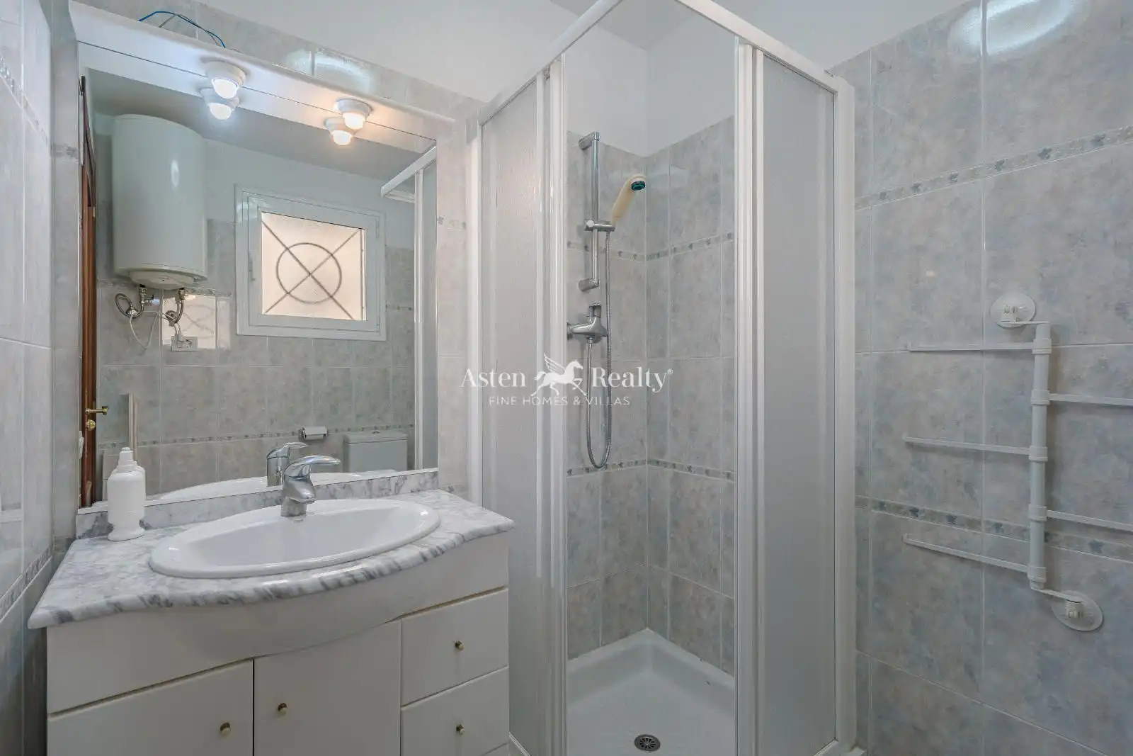 Baño de Piso en venta en Arona con Terraza, Trastero y Piscina