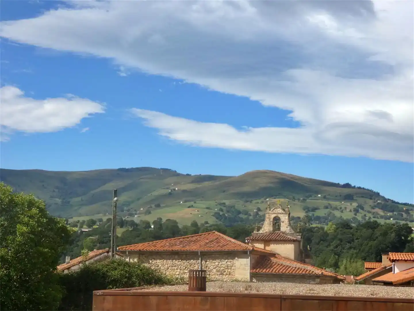 Vista exterior de Piso en venta en Villacarriedo con Balcón