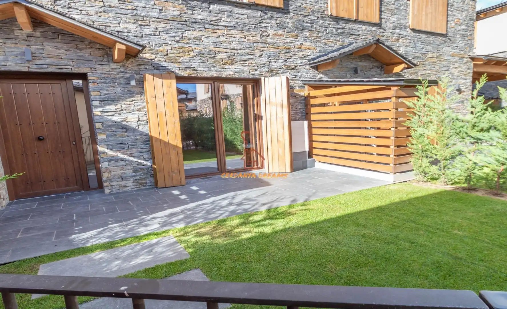 Terrassa de Casa adosada en venda en Fontanals de Cerdanya amb Calefacció, Jardí privat i Parquet