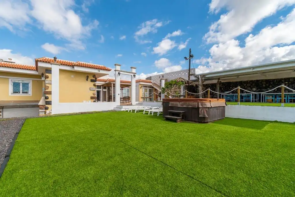 Maison rustique avec jardin à vendre à Calle Acacia 18