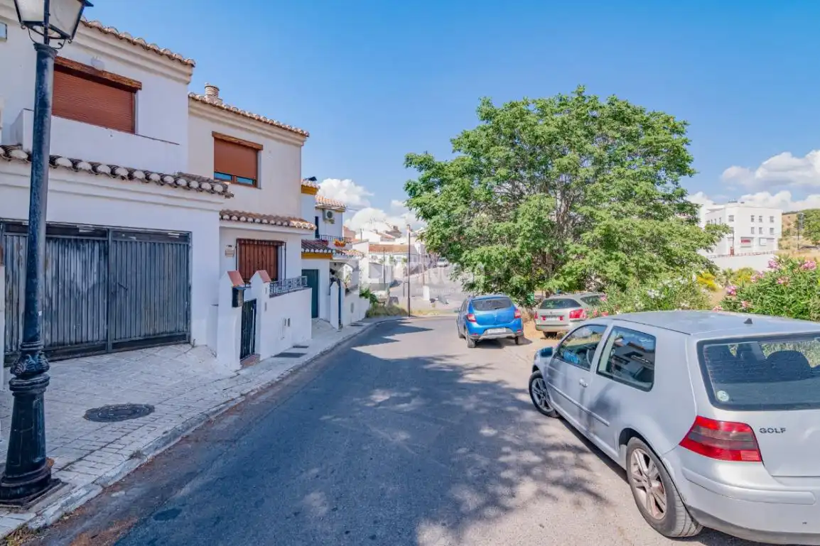 Vista exterior de Casa adosada en venda en La Zubia amb Terrassa i Piscina comunitària