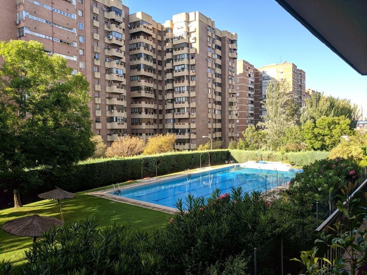 Piscina de Piso en venta en  Madrid Capital con Aire acondicionado, Jardín privado y Terraza