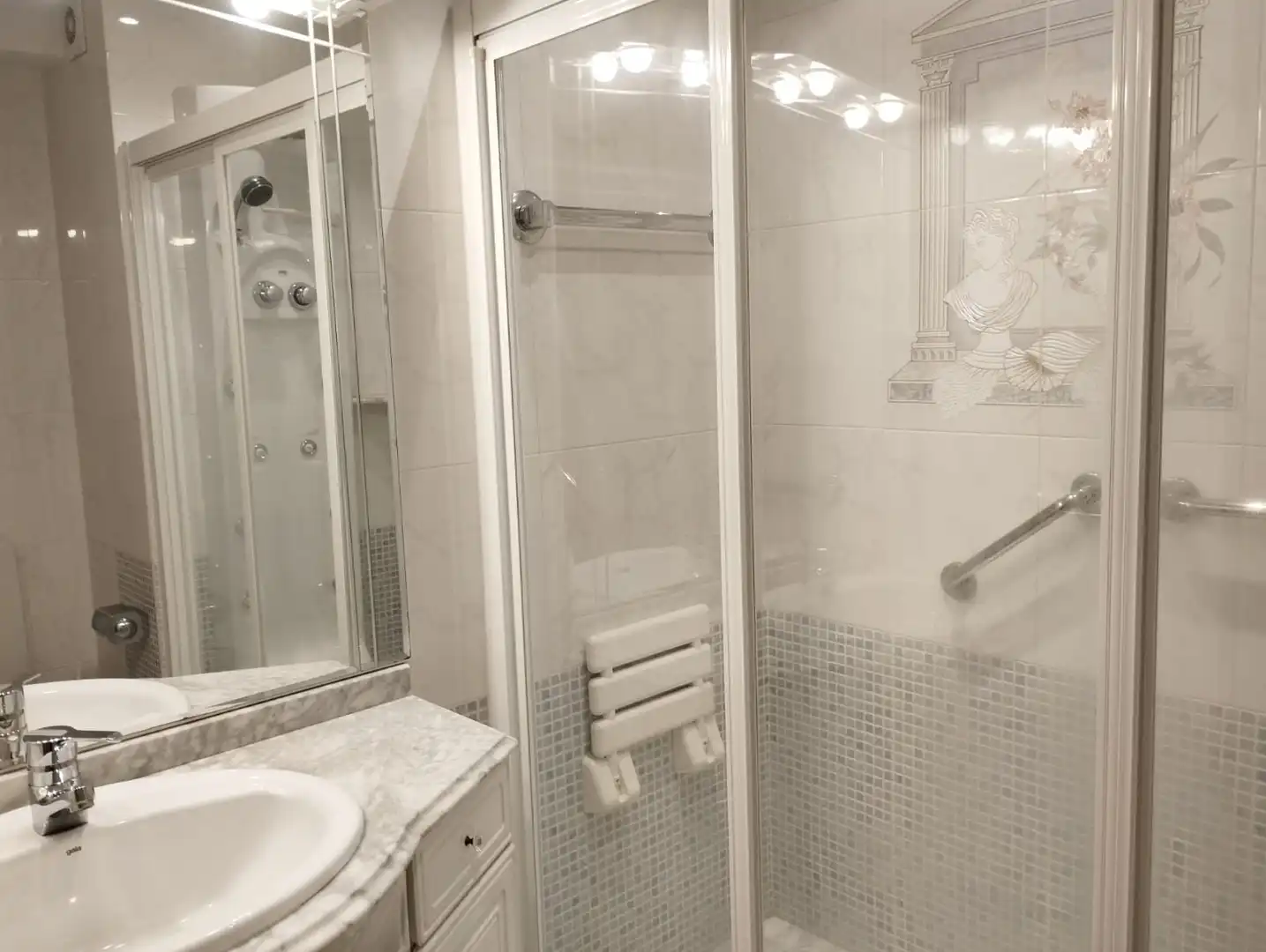 Bathroom of Flat for rent in Santiago de Compostela   with Heating, Furnished and Oven