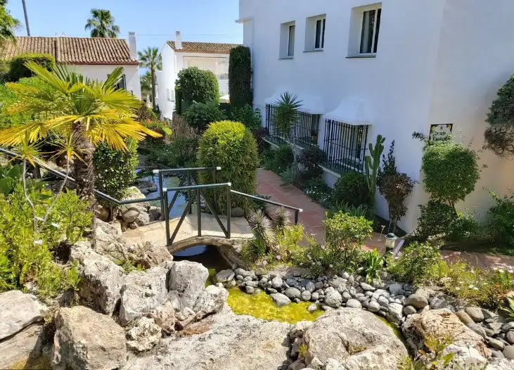 Vista exterior de Casa adosada en venda en Estepona amb Aire condicionat, Calefacció i Jardí privat