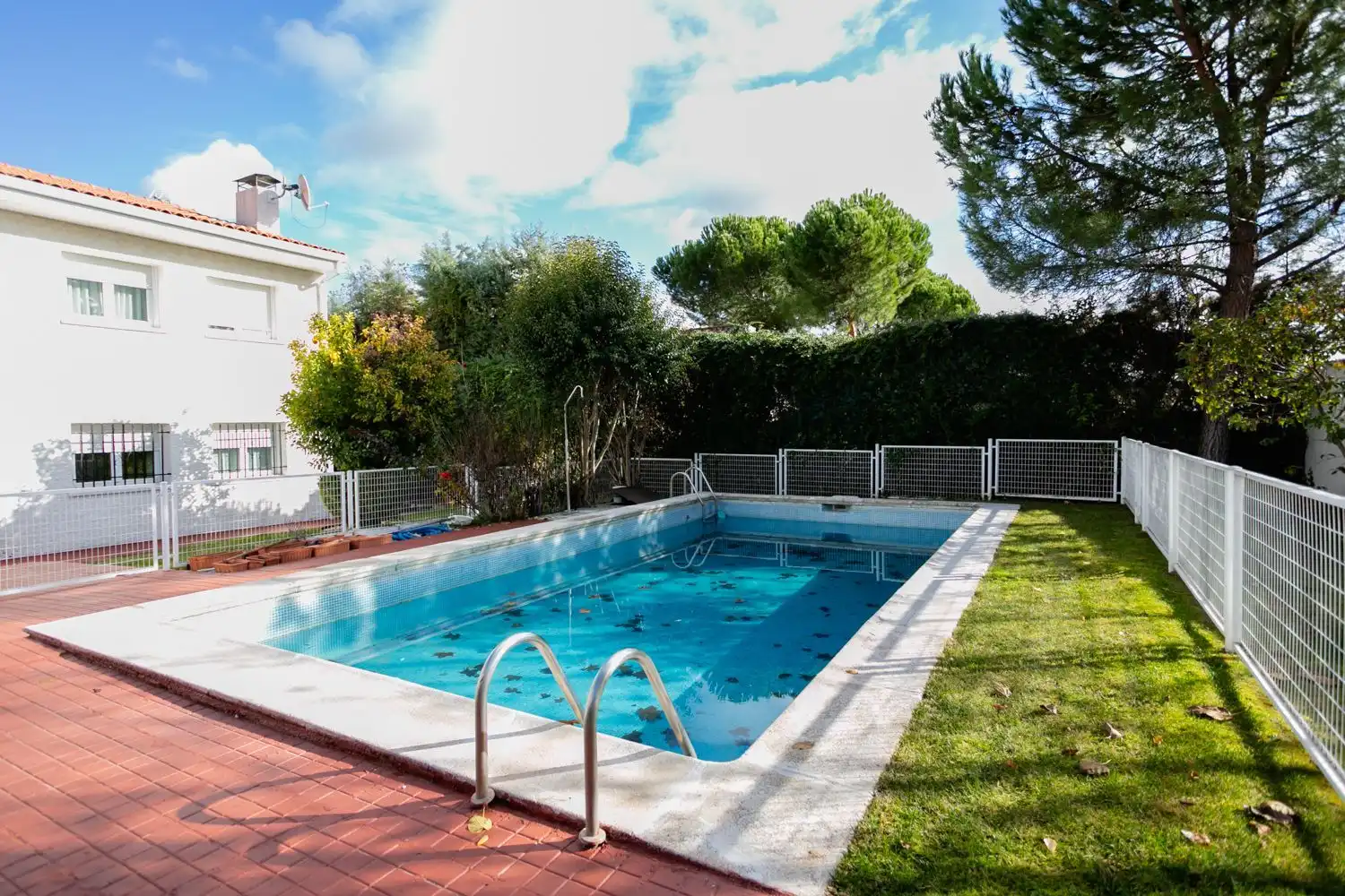 Piscina de Casa o xalet en venda en Boadilla del Monte amb Calefacció, Jardí privat i Traster
