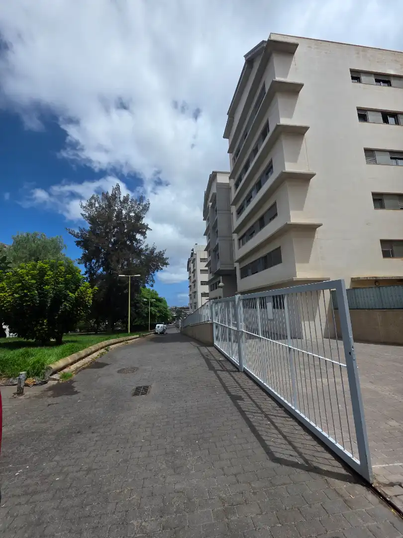 Vista exterior de Pis en venda en Las Palmas de Gran Canaria amb Traster
