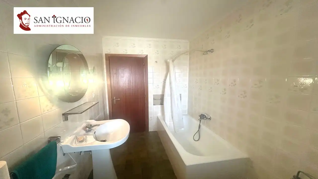 Baño de Piso en venta en Villarcayo de Merindad de Castilla la Vieja con Amueblado y Balcón