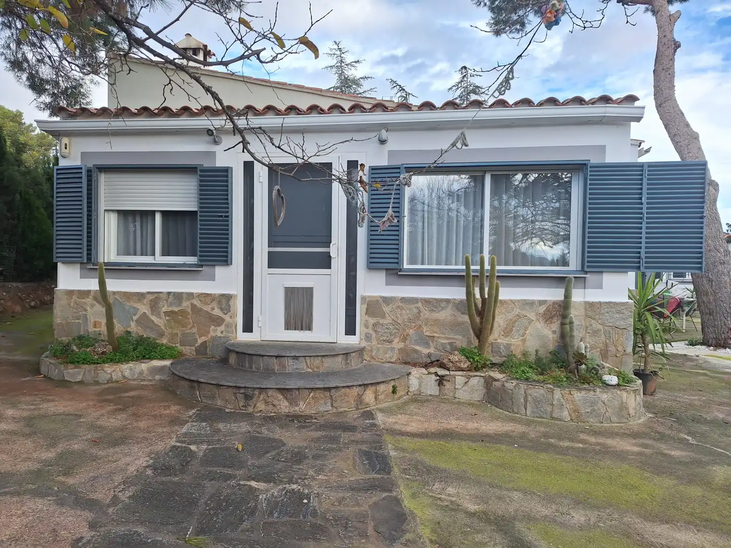 Vista exterior de Finca rústica en venda en Alfara de la Baronia amb Aire condicionat, Jardí privat i Moblat