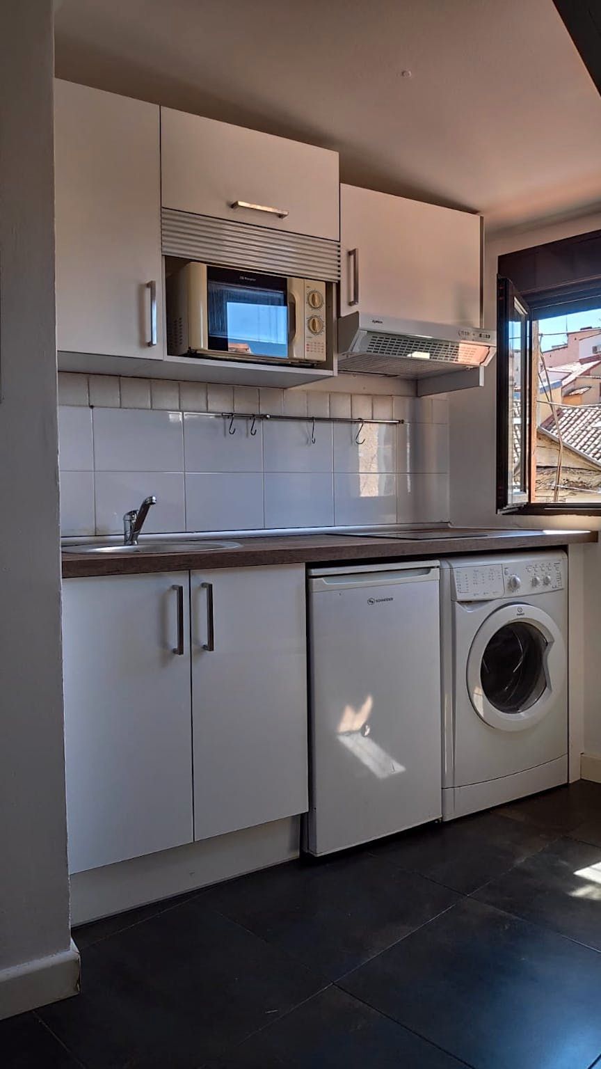 Kitchen of Flat to rent in  Madrid Capital  with Air Conditioner, Furnished and Washing machine