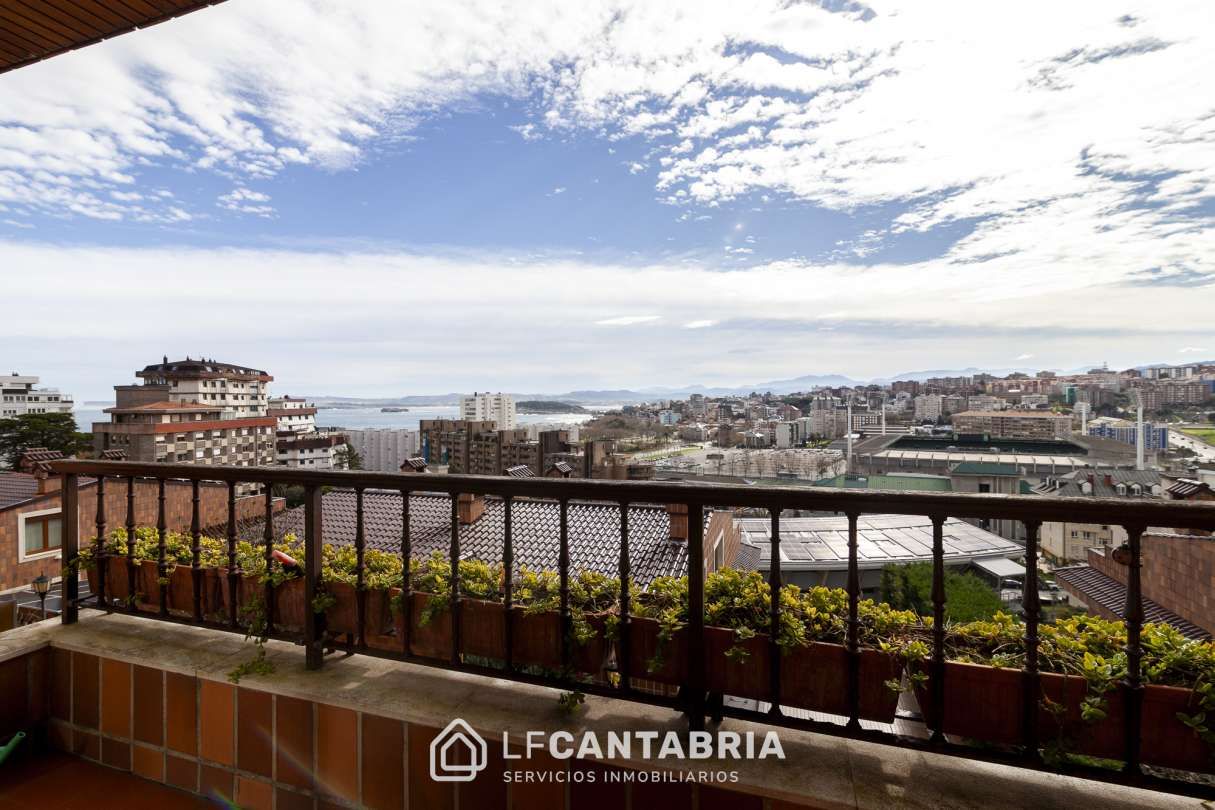 Vista exterior de Casa adosada en venda en Santander amb Calefacció, Terrassa i Traster