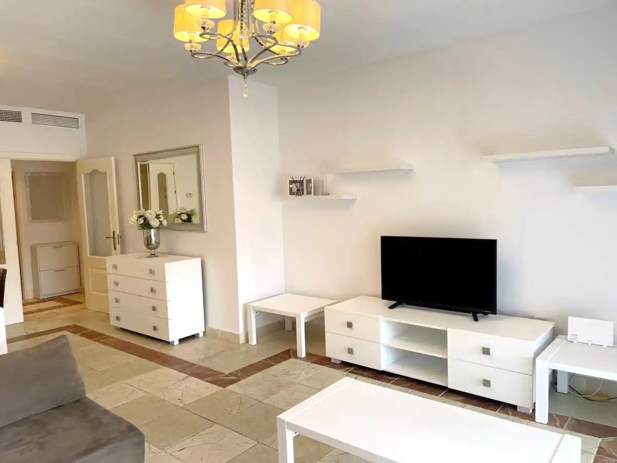 Sala d'estar de Apartament de lloguer en Estepona amb Aire condicionat, Terrassa i Moblat