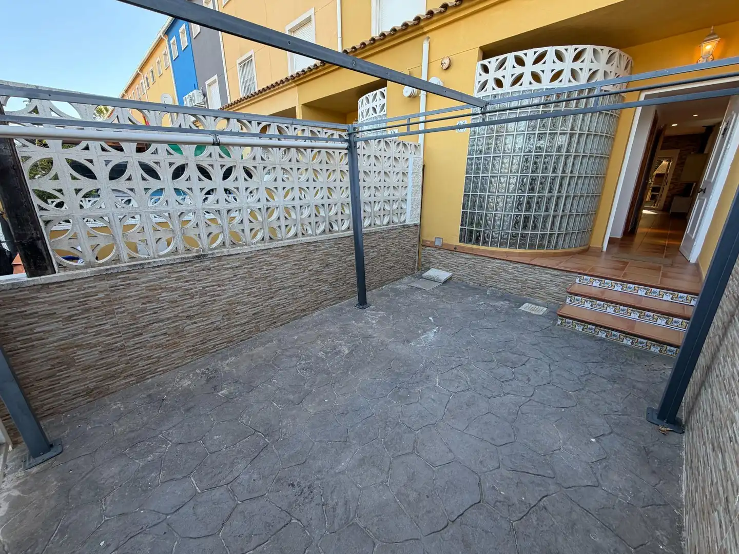 Terrasse von Einfamilien-Reihenhaus zum Verkauf in Dénia mit Klimaanlage, Privatgarten und Terrasse