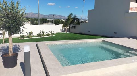 VIVIENDA ADOSADA CON ZONA APARCAMIENTO Y PISCINA COMUNITARIA