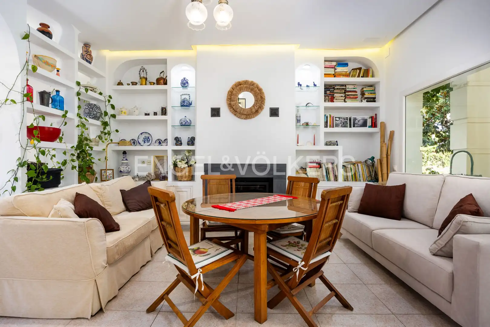 Sala d'estar de Casa o xalet en venda en Conil de la Frontera amb Aire condicionat, Calefacció i Jardí privat