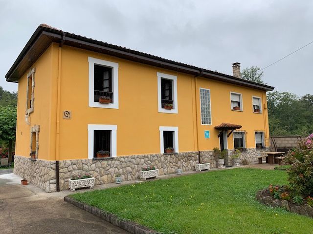 Vista exterior de Casa o xalet en venda en Parres amb Calefacció, Terrassa i Traster