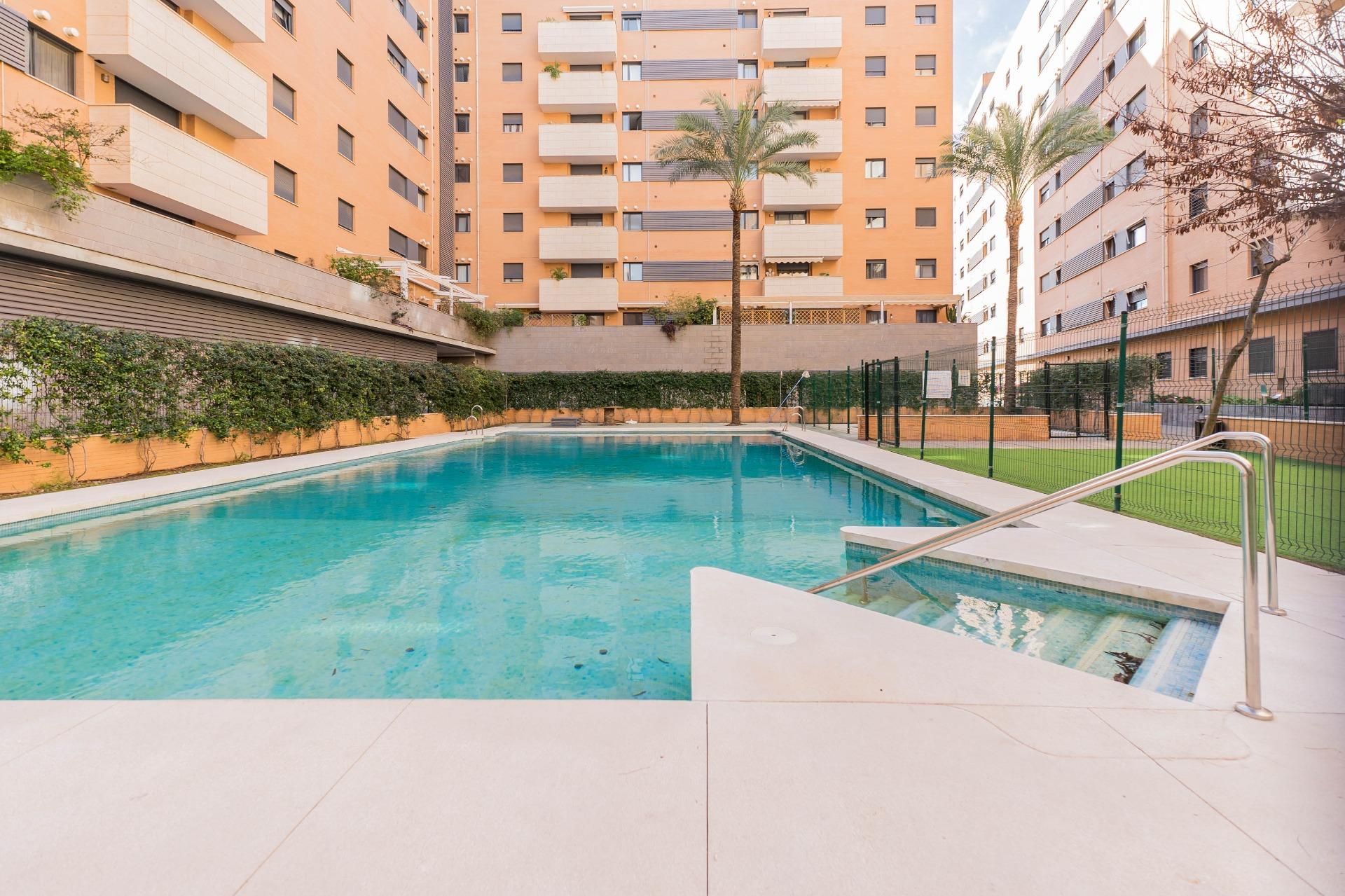 Piscina de Piso de alquiler en Málaga Capital con Aire acondicionado, Jardín privado y Amueblado