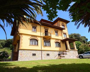 Vista exterior de Casa o xalet en venda en Llanes amb Jardí privat i Traster