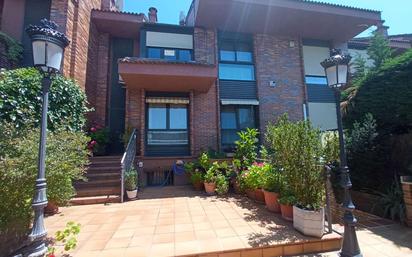 Vista exterior de Casa o xalet en venda en Lardero amb Aire condicionat, Terrassa i Piscina