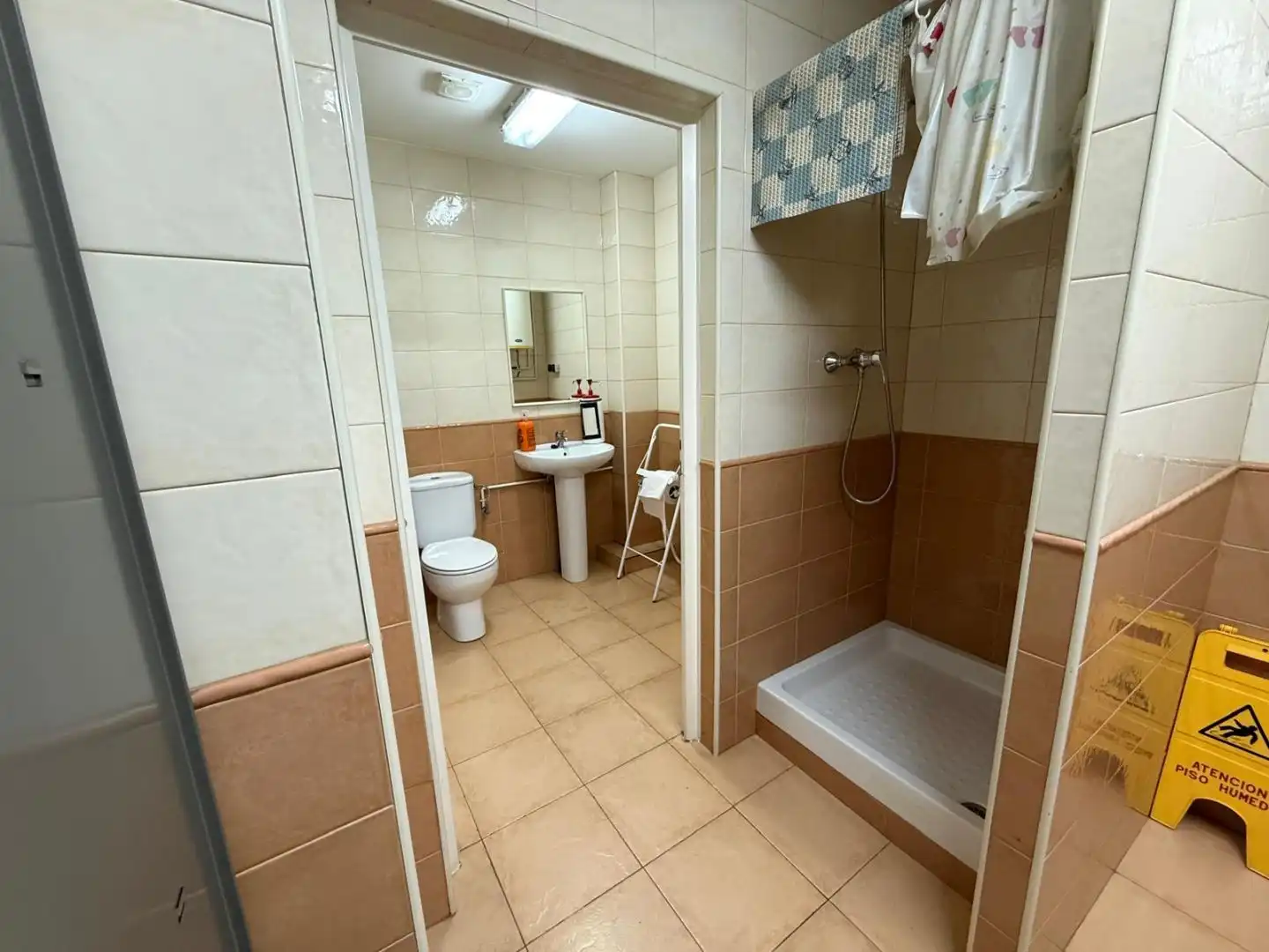 Baño de Local en venta en Roda de Berà, Tarragona