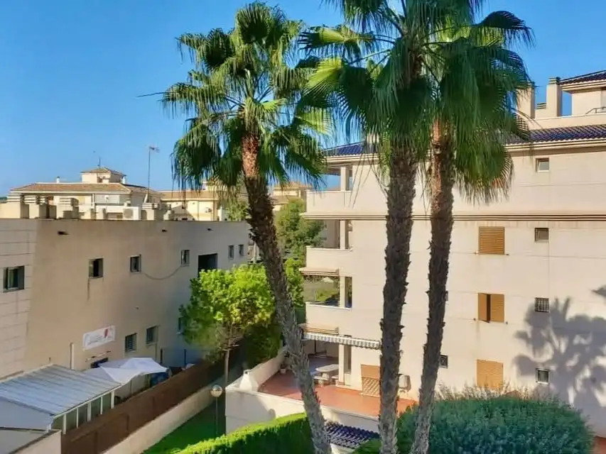 Vista exterior de Pis en venda en Torrevieja amb Aire condicionat i Balcó