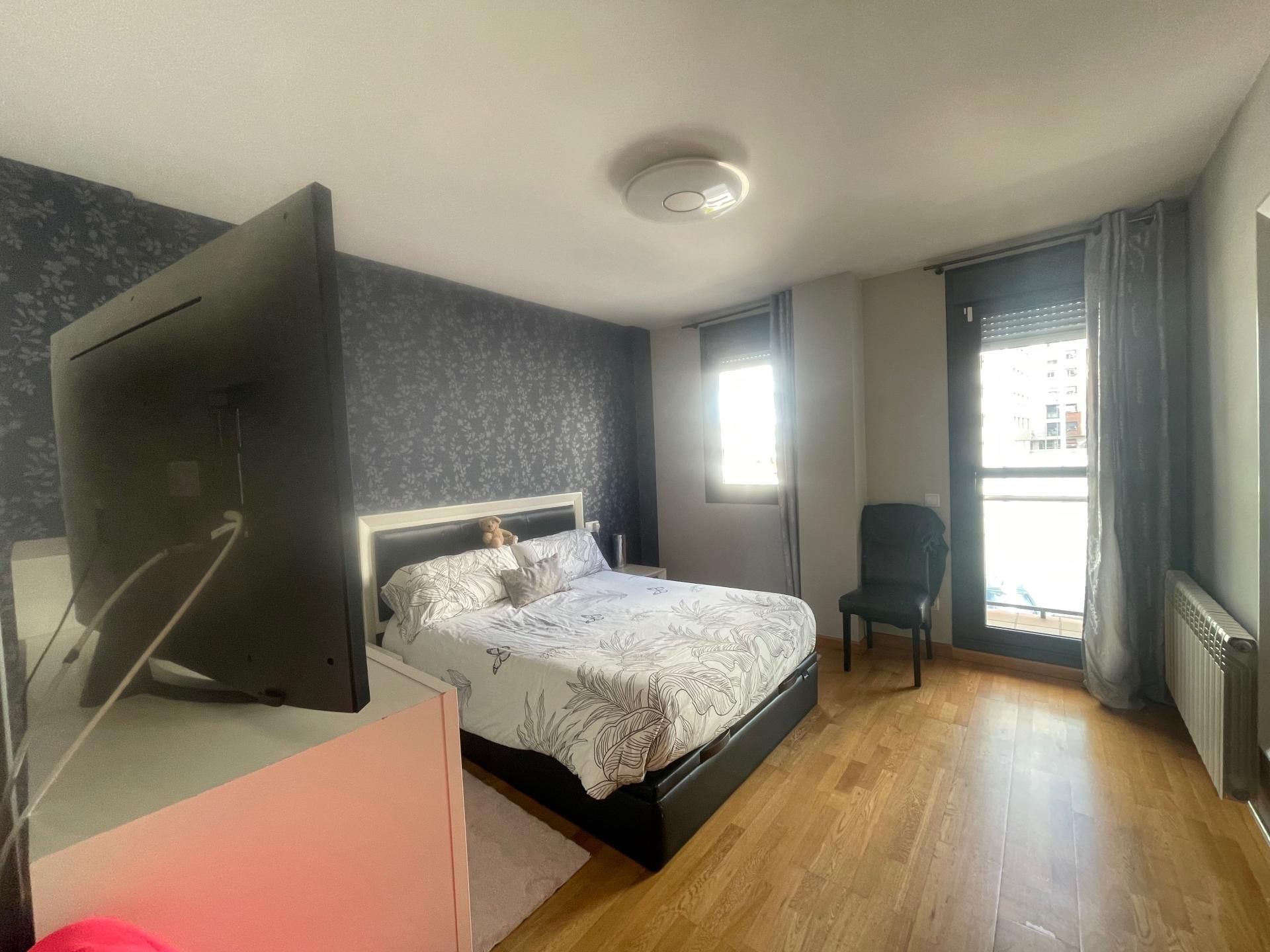 Dormitori de Casa adosada en venda en Ponferrada amb Terrassa, Piscina i Balcó