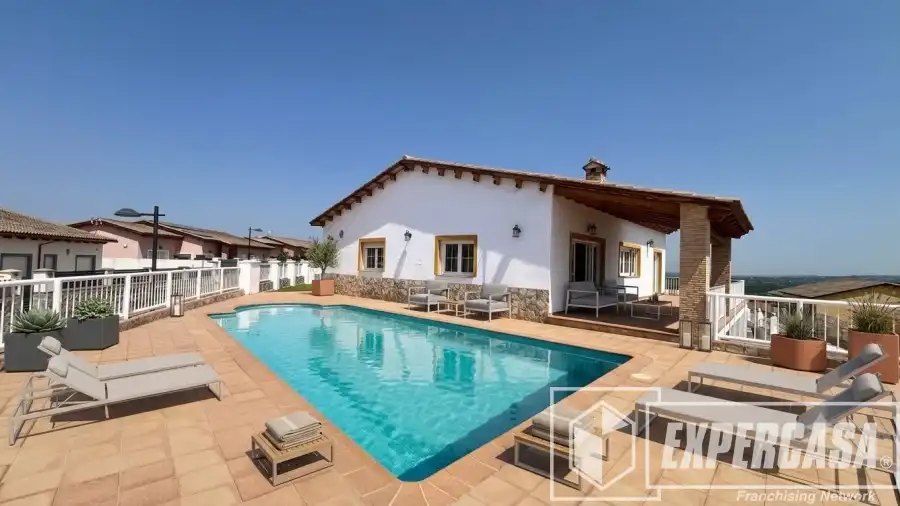 Chalet con piscina en venta en L'Énova