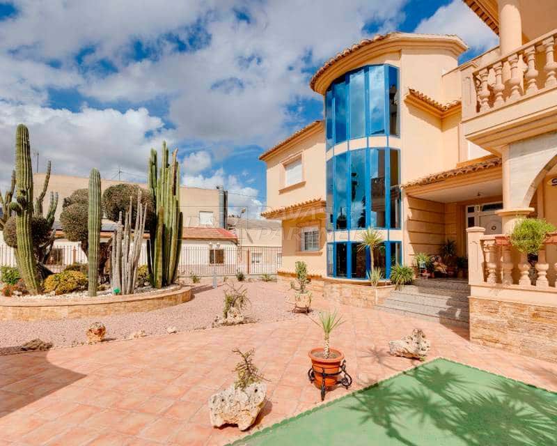 Vista exterior de Casa o xalet en venda en Orihuela amb Aire condicionat, Calefacció i Jardí privat