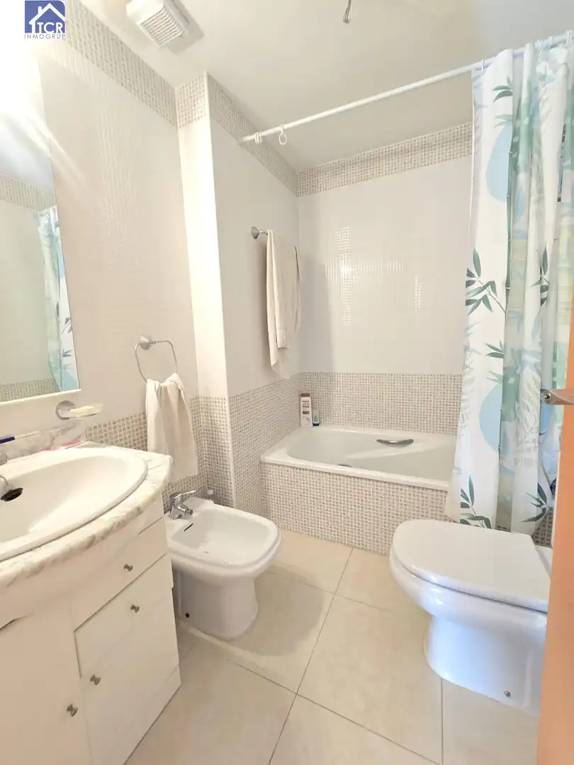 Badezimmer von Wohnung zum Verkauf in Camarles mit Klimaanlage, Balkon und Gemeinschaftspool