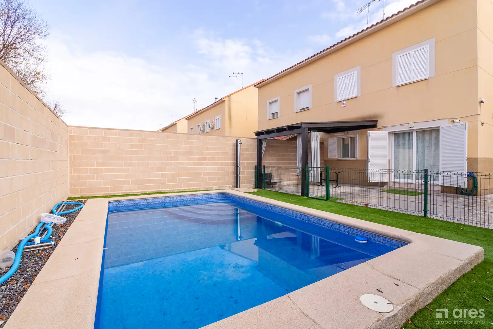 Swimming pool of Detached homes for sale in El Viso de San Juan  with Air Conditioner, Heating and Private garden