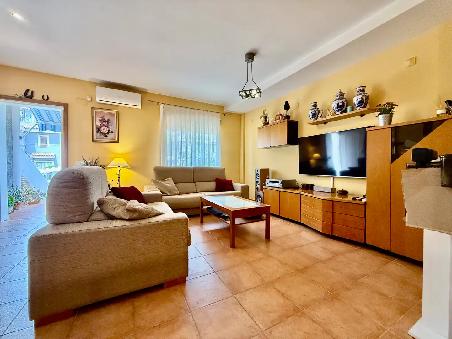 Wohnzimmer von Einfamilien-Reihenhaus zum Verkauf in San Antonio de Benagéber mit Klimaanlage, Heizung und Privatgarten