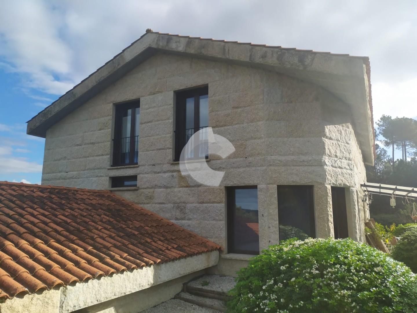 Vista exterior de Casa o xalet en venda en San Cibrao das Viñas amb Jardí privat