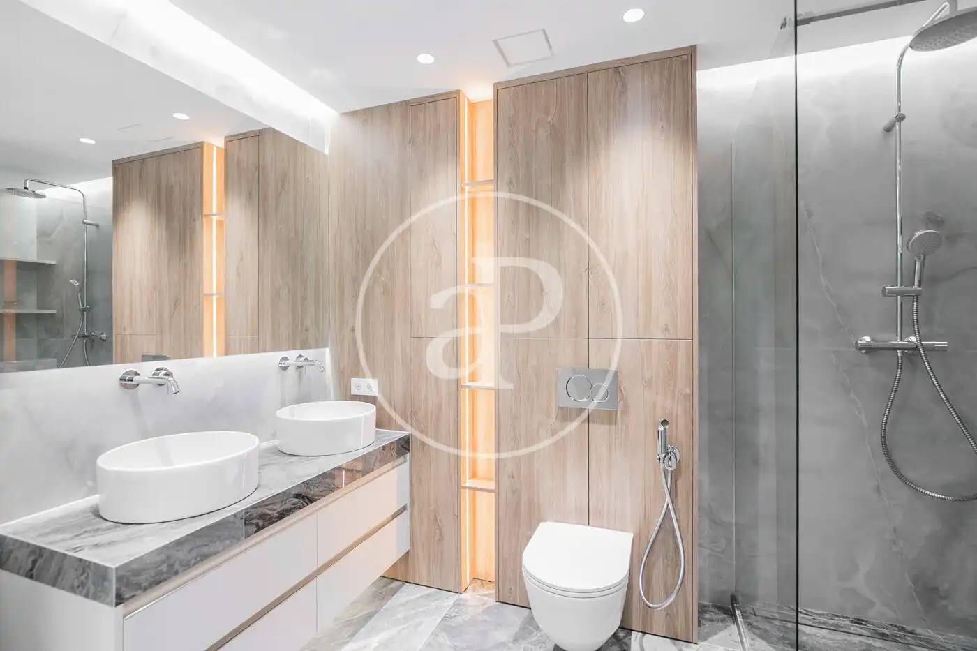 Badezimmer von Wohnung zum Verkauf in Barcelona mit Klimaanlage, Heizung und Balkon