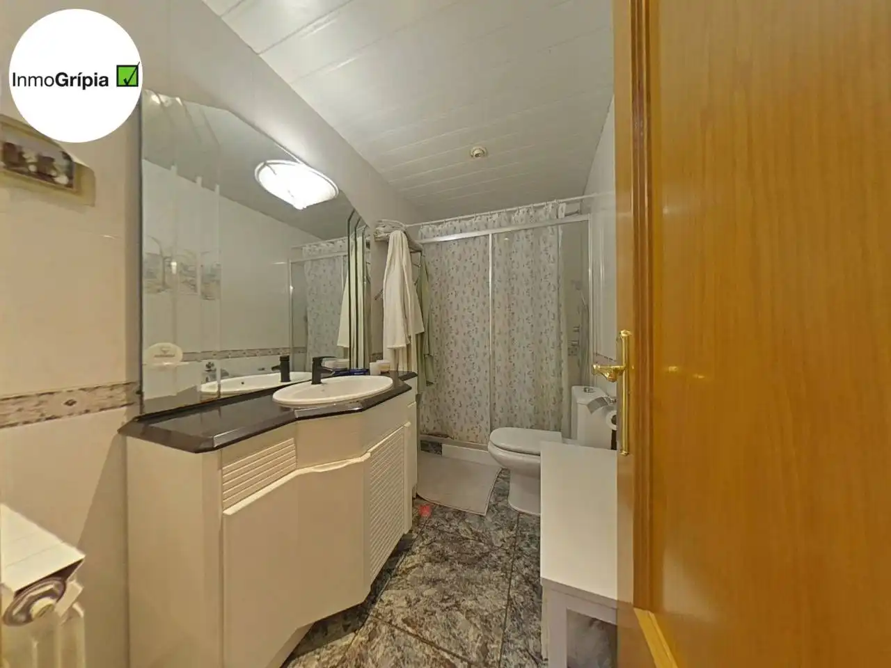 Bathroom of Houses for sale in Terrassa  with Air Conditioner, Heating and Parquet flooring