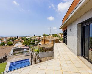 Vista exterior de Casa o xalet en venda en Vilanova i la Geltrú amb Aire condicionat, Calefacció i Jardí privat