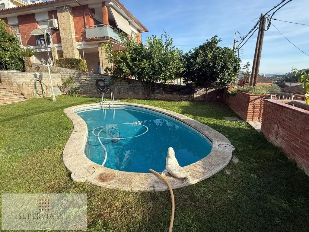 Piscina de Casa o chalet en venta en Vallirana