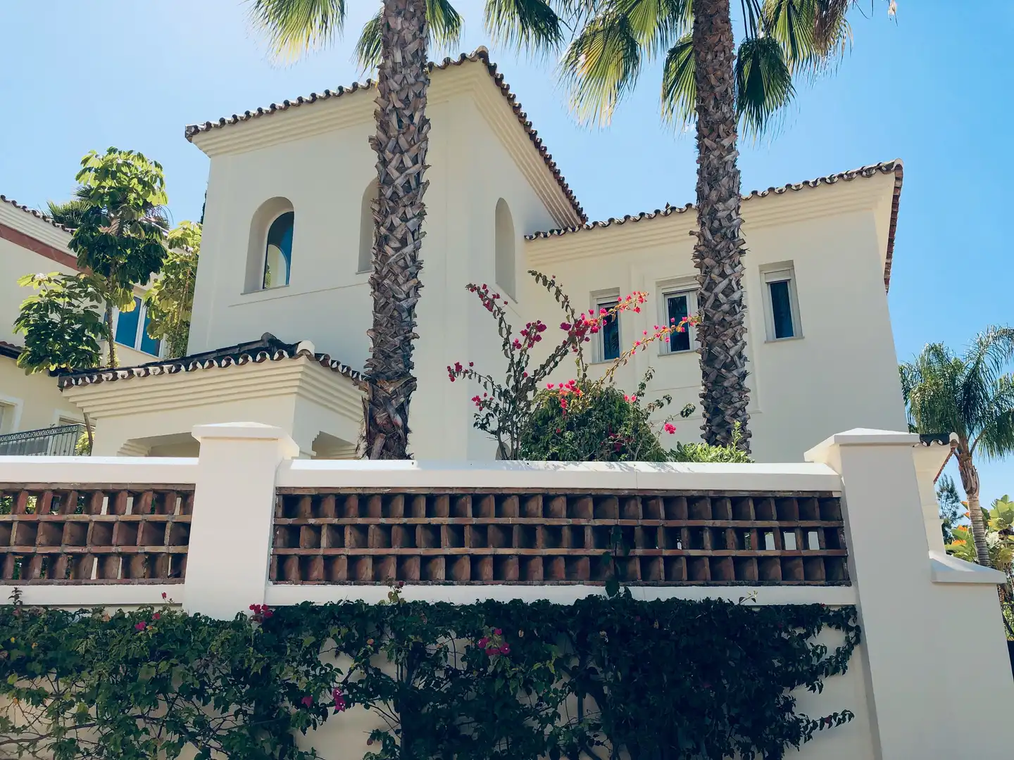 Vista exterior de Casa o xalet en venda en Marbella amb Aire condicionat, Calefacció i Jardí privat