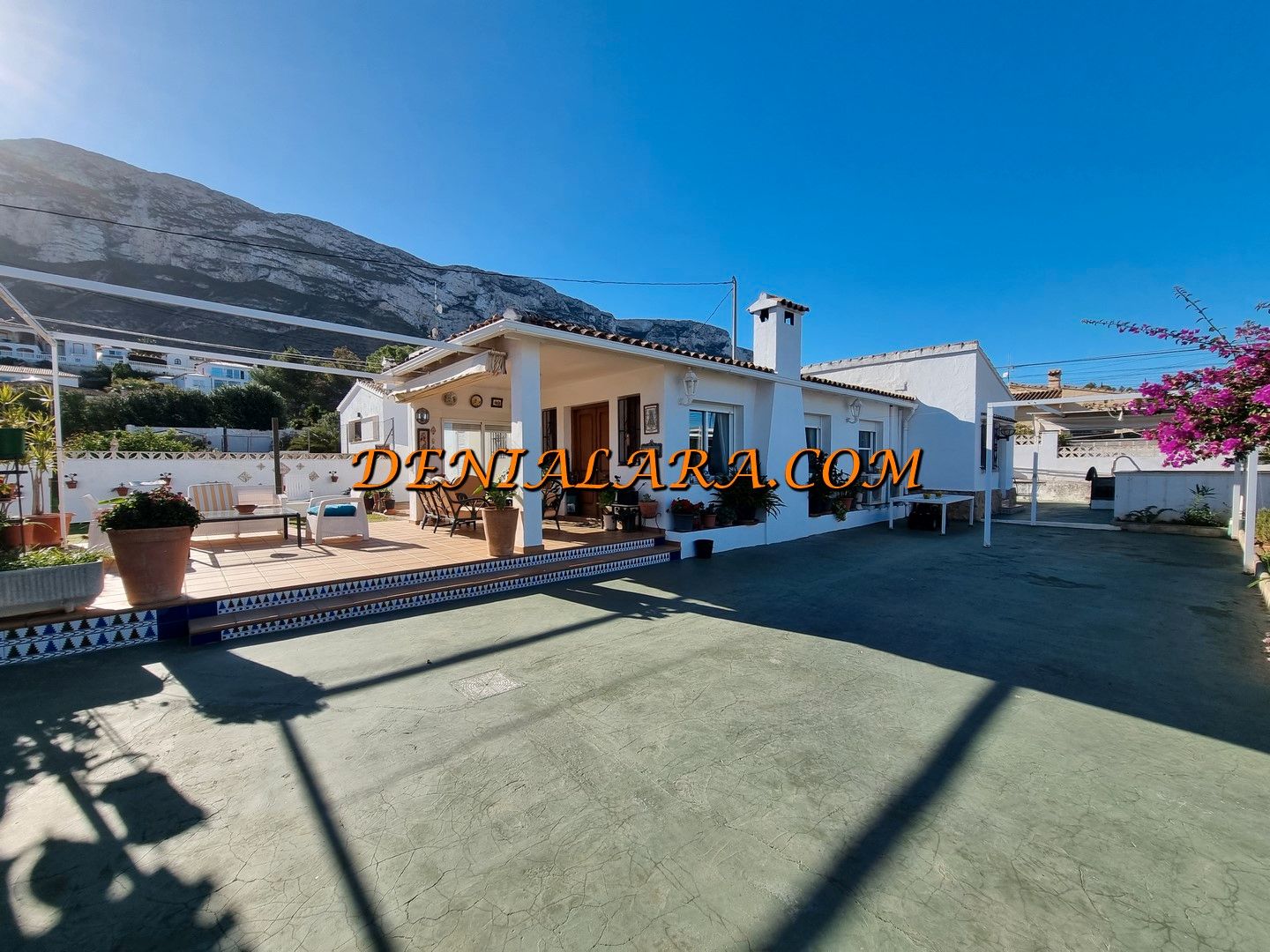 Vista exterior de Casa o xalet en venda en Dénia amb Aire condicionat, Jardí privat i Terrassa