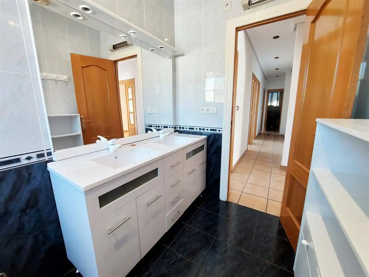 Badezimmer von Wohnung zum Verkauf in Elche / Elx mit Privatgarten, Schwimmbad und Möbliert