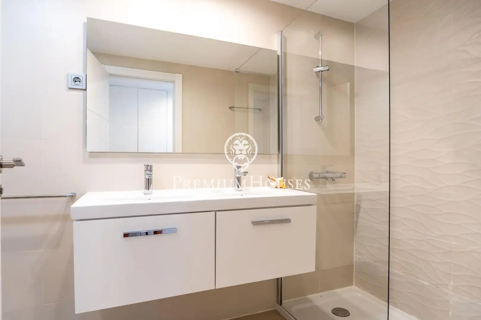 Badezimmer von Erdgeschoss zum Verkauf in Sitges mit Klimaanlage, Privatgarten und Parkett